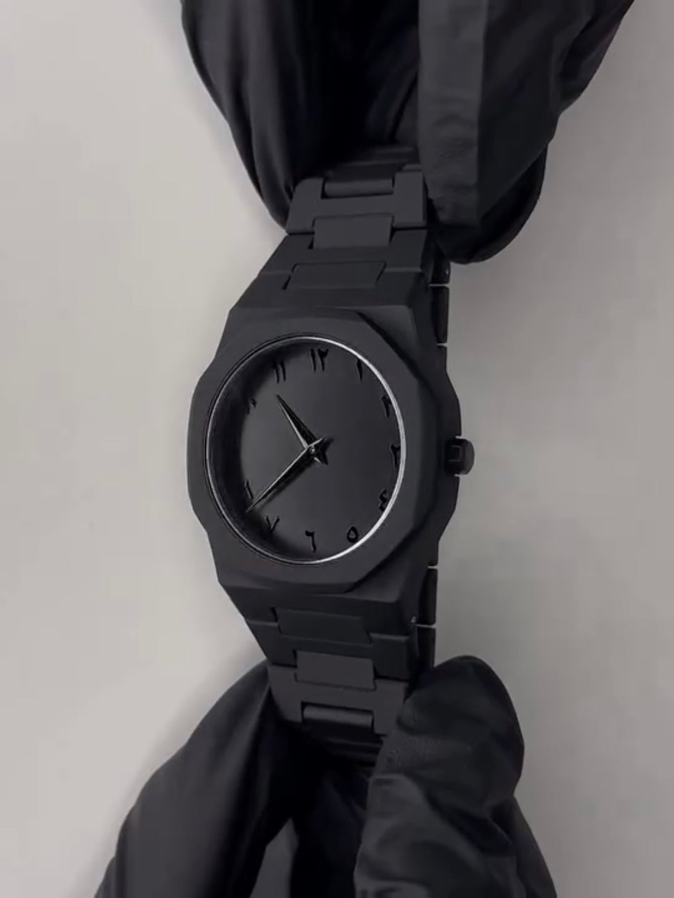 🖤 AURA Black Quartz Watch – Bold & Stylish ⌚